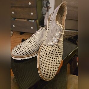 New Medici Leather Cut Out Oxford Loafers Size 41 (10)